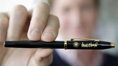 أقلام الزعماء ثروة قومية.. «بوتين» يعرض قلمه في مزاد علني بـ80 ألف دولار.. هدية من الملك السعودي لطفل بمليوني ريـال.. 7 ملايين سعر «حبر التوقيع» على إعدام صدام حسين.. ودونالد ترامب