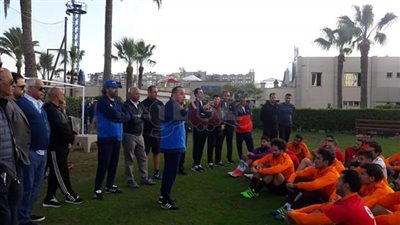 طارق يحيى يجتمع بلاعبي سموحة في مرانه الأول (صور)