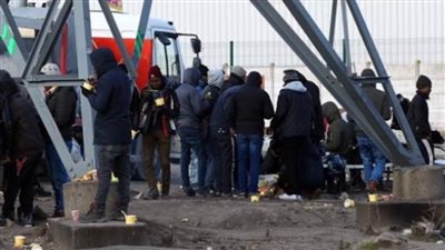 اعتقال 23 مشتبها بهم في تهريب مهاجرين من فرنسا إلى بريطانيا
