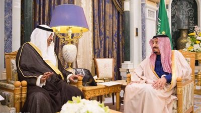 العاهل السعودي يتسلم رسالة من أمير الكويت