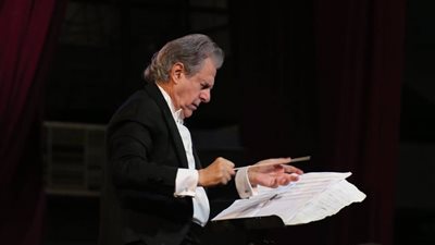 المايسترو سليم سحاب يقود كورال الأطفال بجامعة القاهرة