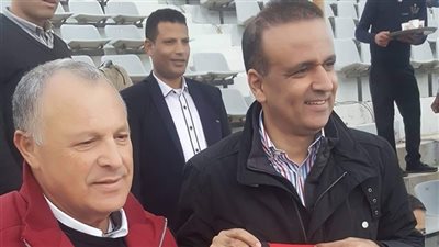 تبادل الدروع بين أبو ريدة والجريء عقب مباراة المنتخب الأوليمبي وتونس (صور)