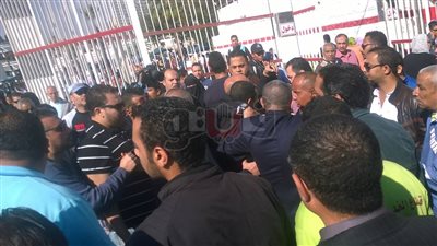 اشتباك بين أنصار مرتضى منصور وأحمد سليمان