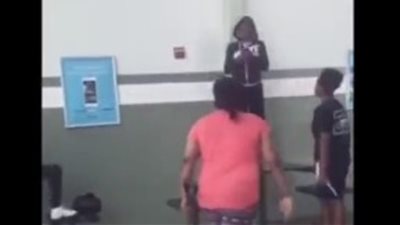 محكمة تؤدب أما ساعدت ابنتها في الاعتداء على أخرى (فيديو)