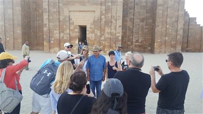 زاهي حواس يروج للسياحة المصرية من منطقة آثار سقارة