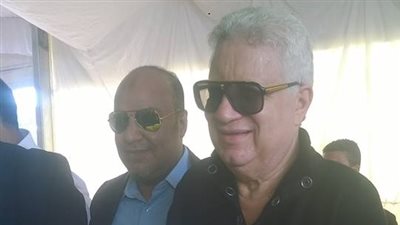 مرتضى منصور يلتقط صورا مع رضيع في انتخابات الزمالك (صور)