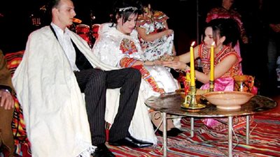 في الجزائر الفتاة تصنع جهازها.. و