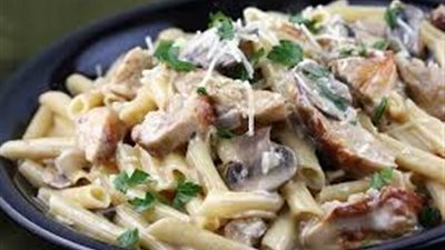 طاجن المكرونة بالكريمة والدجاج لأبنائك على الغداء