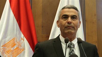 وزير النقل يستمع لمطالب العمال بورش أبو زعبل