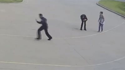 رجل إطفاء ينقذ طفل من الموت (فيديو)