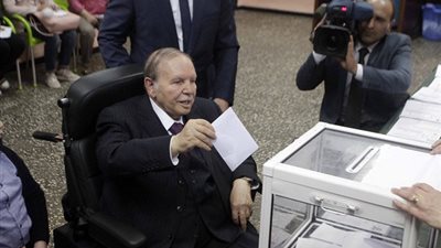 بوتفليقة يدلي بصوته في الانتخابات التونسية على كرسي متحرك