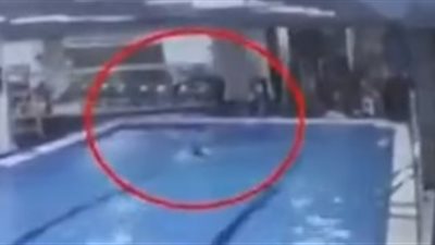 لحظة غرق امرأة في حمام سباحة (فيديو)