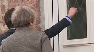 الرقص أحدها.. أبرز 5 مواقف عرضت رئيسة وزراء بريطانيا للسخرية(فيديو)