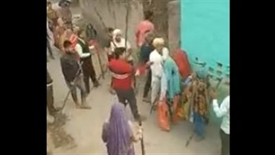 مشاجرة عنيفة بين الرجال والنساء (فيديو)