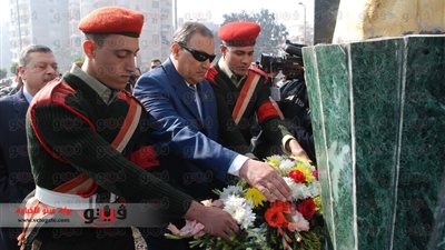بالصور.. محافظ الغربية يضع إكليلًا من الزهور على النصب التذكاري للجندي المجهول