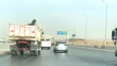 خبير طرق يطالب بتخصيص حارات للنقل الثقيل