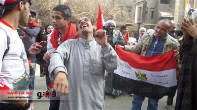 بالصور..تجمع العشرات من أنصار السيسي أمام مسجد السيدة زينب