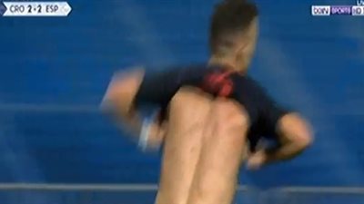 معلق «بين سبورت» عن تمزيق تي شيرت لاعب كرواتيا: وليد أزارو جديد (فيديو)