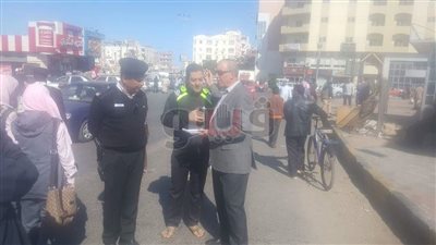 محافظ البحر الأحمر يستمع لشكاوى المواطنين في الشارع (صور)