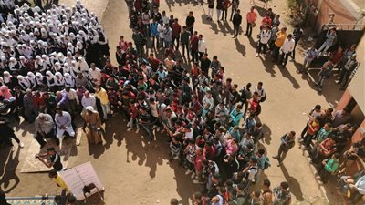 «نواة قنا» تواصل عروضها المسرحية عن الزواج المبكر لفتيات قوص (صور)