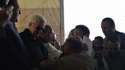 كيف استقبل «مرتضى منصور» الساعات الأولى من انتخابات الزمالك.. «المستشار» يشتبك مع أحمد سليمان ثم يصافحه.. يلتقط سيلفي مع الأطفال وأعضاء الجمعية العمومية.. استقبال حافل له بالزغاريد