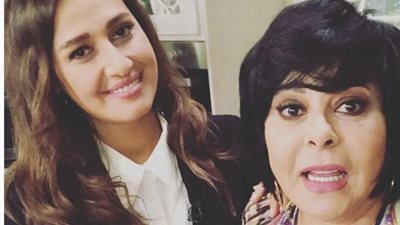 حلا شيحة تنشر صورة مع إسعاد يونس: «استنوني في صاحبة السعادة»