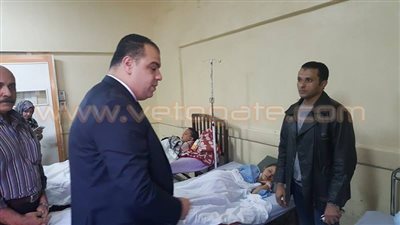 بالفيديو.. محافظ الفيوم يزور مصابي انهيار عقارين بـ«الصوفي»