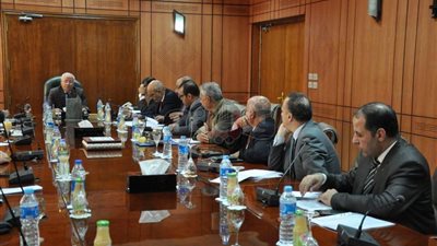 محافظ بورسعيد يطالب البنوك بتيسير الإجراءات للمستثمرين المتعثرين