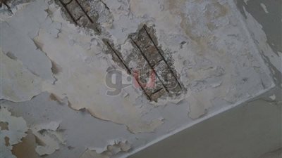إخلاء مستشفى طوخ بعد سقوط جزء من السقف (صور)