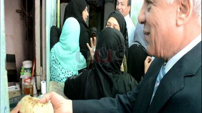 محافظ الجيزة يقف بطابور عيش في حارة بالدقي (صور)