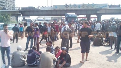 بالصور.. لعنة الطقس السيئ تحاصر أهالي البحيرة.. مياه الأمطار تغمر الأراضى والبيوت.. الغاضبون يقطعون الطرق.. توقف الحركة المرورية على طريق «كفر الدوار- أبو المطامير».. والمسئولون «محلك س