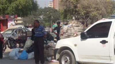 منظومة النظافة الجديدة بعين شمس.. القمامة في قبضة النباشين (صور)