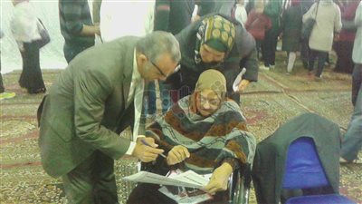 سيدة مسنة تدلي بصوتها في انتخابات الزمالك على كرسي متحرك (صور)