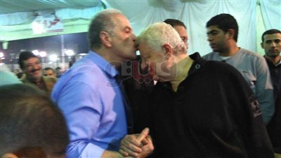 هاني زادة يقبل رأس مرتضى منصور في انتخابات الزمالك