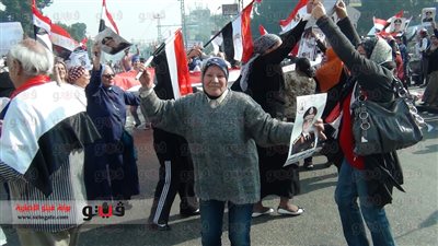 بالفيديو.. سيدات يرقصن أمام 