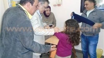 بالصور.. وكيل الصحة بالشرقية يطعم نجلته ردا على شائعات فساد الطعوم