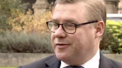 19 نائبا بريطانيا يقدمون طلبا بسحب الثقة من رئيسة الوزراء