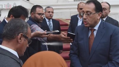 تفاصيل اليوم الأول لمصطفى مدبولي بعد تكليفه بأعمال رئيس الوزراء.. يلتقي مسئولي المجلس لترتيب الأجندة.. يؤكد: شريف إسماعيل كلفني ببعض المهام.. ويدعو له بالشفاء