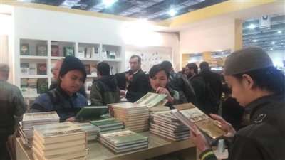 في اليوم الأول.. إقبال كبير على جناح الأزهر بمعرض الكتاب