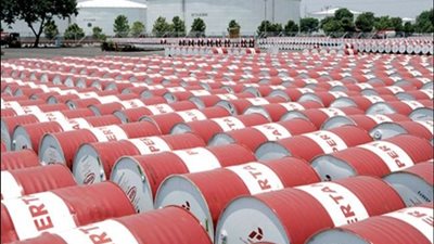 برنت قرب 82 دولارا وفوق أقل سعر في 4 سنوات