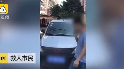 سيارة تدهس طفلة بطريقة مروعة (فيديو)