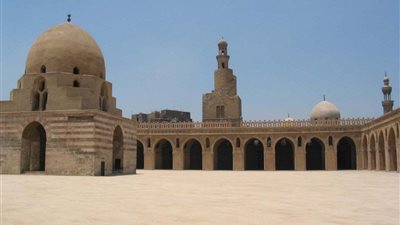 بعد التقاط الصور الرومانسية في المساجد الأثرية.. قرار بفحص أي مواد مصورة داخل المساجد.. تنقيح الفيديوهات من الإساءات قبل عرضها بالأفلام والمسلسلات.. ومراقبة التصوير الشخصي ضمن القائمة