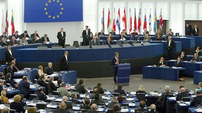 الاتحاد الأوروبي يعرب عن قلقه لاعتقال تركيا أكاديميين وناشطين