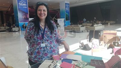 «قش الأرز» مصدر رزقهم.. حكاية فنانة تشكيلية تحارب التلوث بالإنتاج