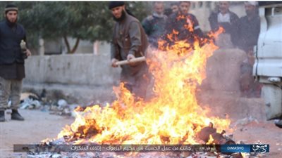 تزامنا مع رفع أسعارها بمصر.. داعش يحرق «رزم السجائر» على الهواء