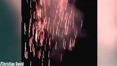 بالفيديو.. لحظة انفجار ألعاب نارية في وجه رجل