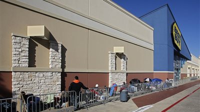 متسوقو الجمعة السوداء يفترشون شوارع أمريكا (صور)