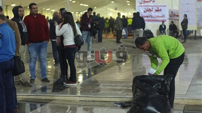 عمال النظافة.. جنود مجهولون في انتخابات الزمالك (قصة مصورة)
