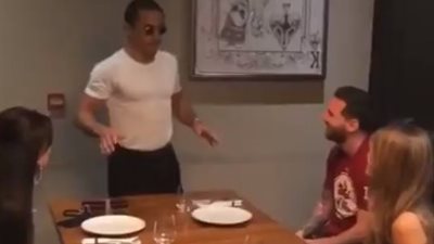 انبهار ميسي وزوجته بمهارة الشيف نصرت في تقطيع اللحوم بدبي (فيديو)