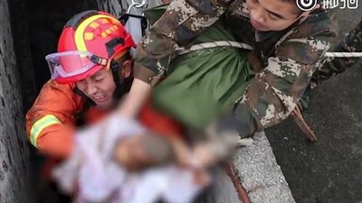 مولود يسقط من امرأة بالمرحاض أثناء ولادتها المفاجئة (فيديو وصور)